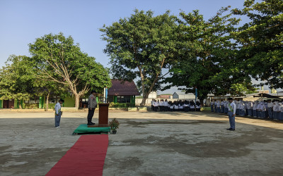 Upacara Bendera di MAN 2 Bima Berlangsung Khidmat, Pembina dari Polsek Sape dan Diiringi Drum Band
